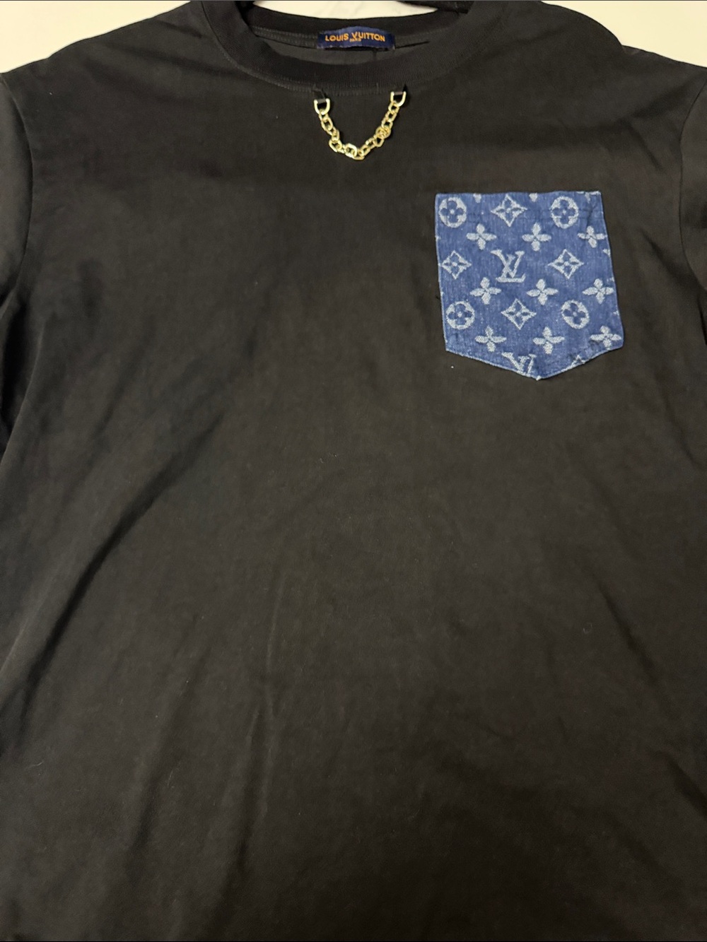 Black Men’s Louis Vuitton Crew Neck T-Shirt with Blue Logo Pocket - Picture 4 of 4
